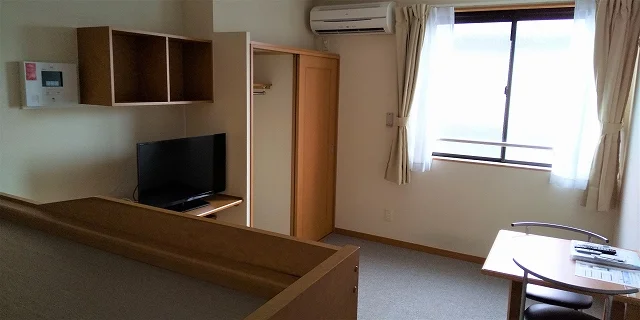 ２階の居室はカーペット仕様家具家電付