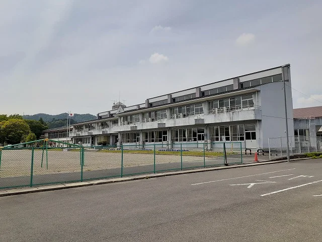 玉生小学校まで970m