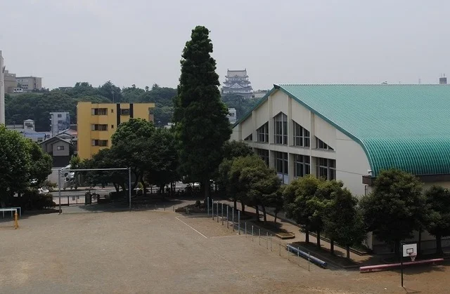 本町小学校まで1200m