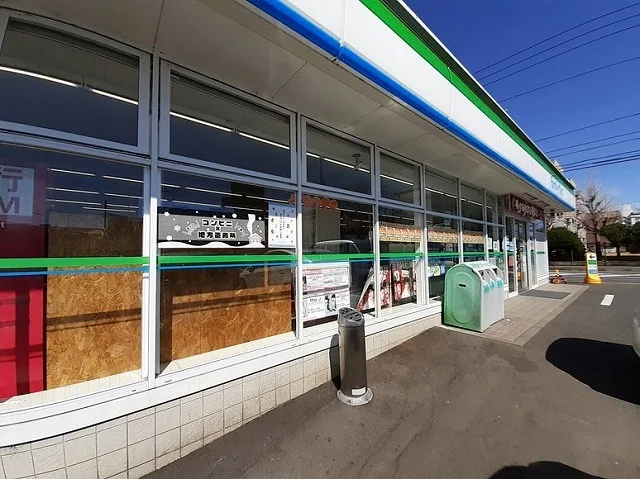 ファミリーマートまで270m