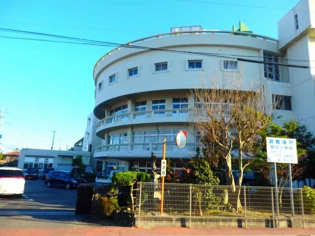 朝日小学校まで1500m