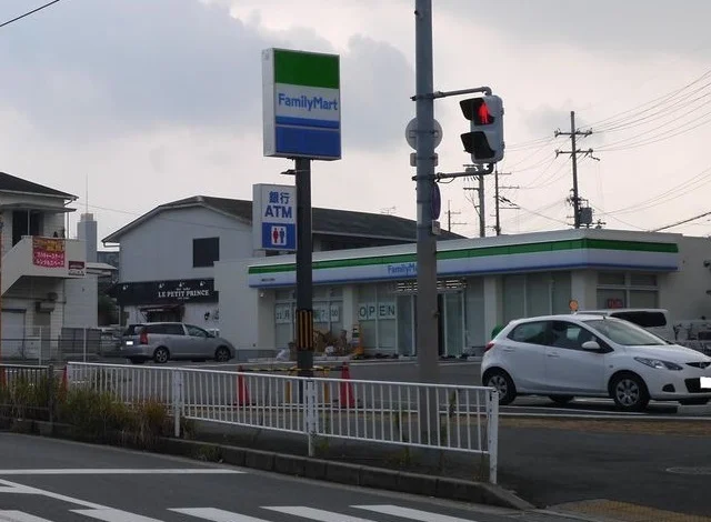 ファミリーマート様まで300m