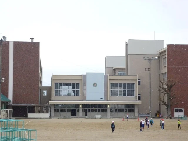 丸山小学校まで1600m