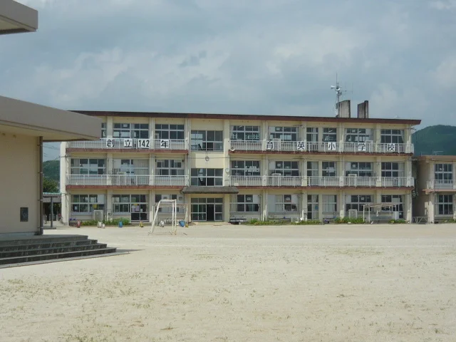 育英小学校まで450m