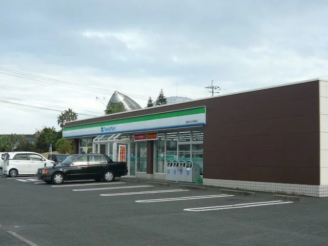 ファミリーマートなのはな館前店まで1500m