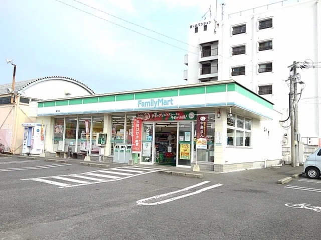 ファミリーマート妻ヶ丘店まで550m