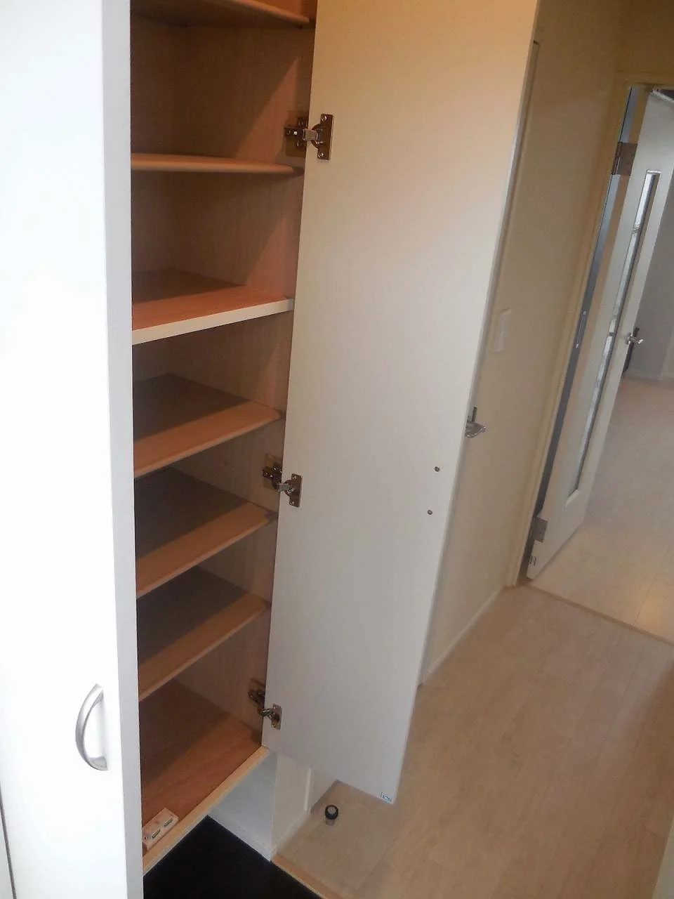 大容量の造り付けタイプで靴の収納に困ることはありません！