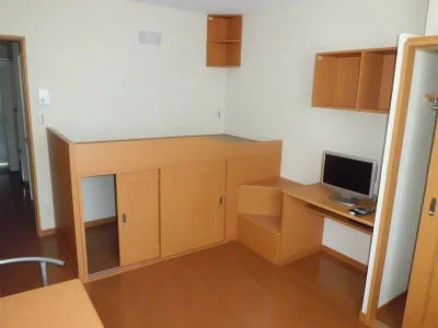 ベッドの下も収納として有効活用できます。