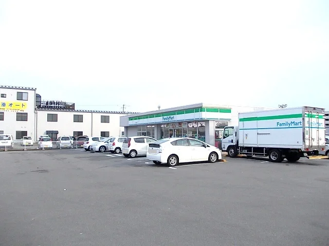 ファミリーマートまで270m