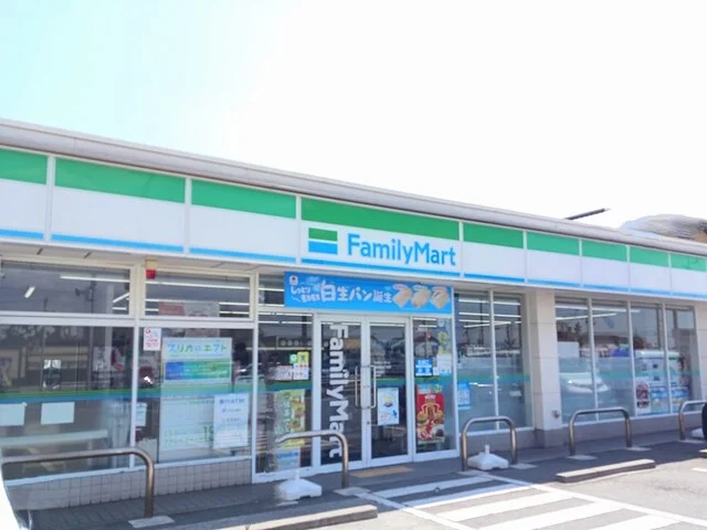ファミリーマートまで640m