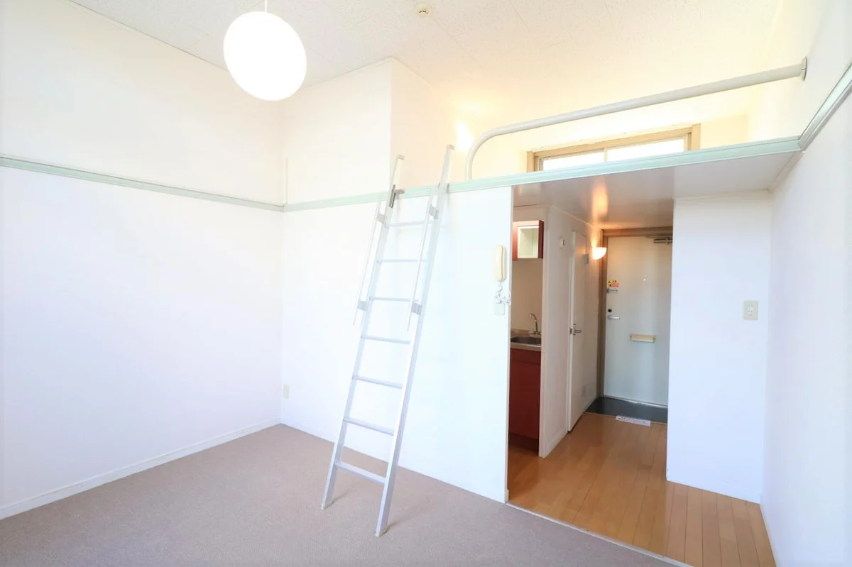 （※一部の号室では家具家電なし）１Ｆ・２Ｆともに絨毯仕様