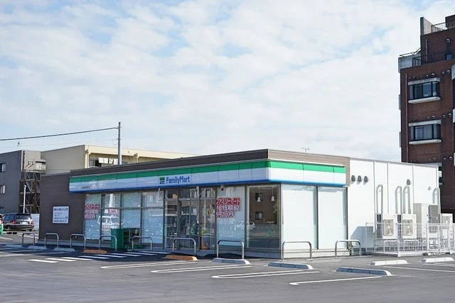 ファミリーマートまで750m