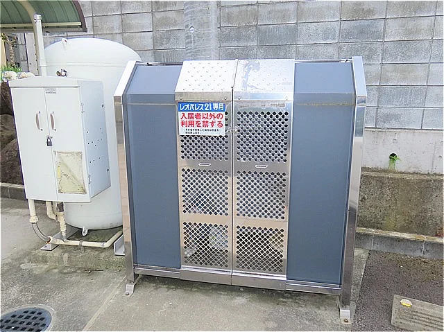 敷地内にゴミ庫が設置されておりゴミ捨てに便利です