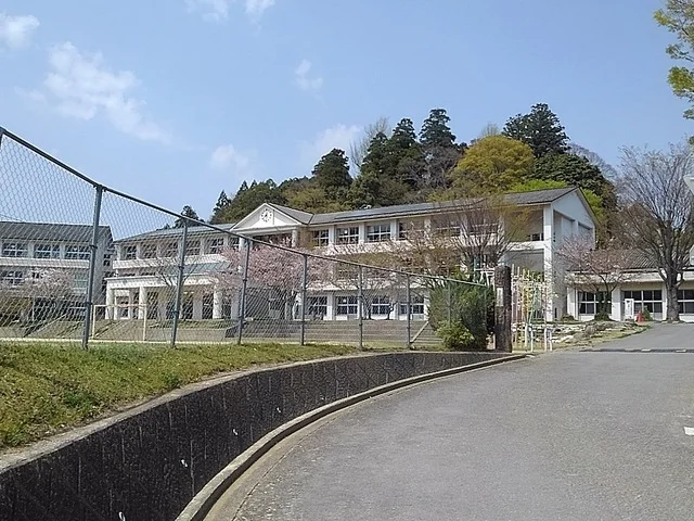 塚脇小学校まで90m