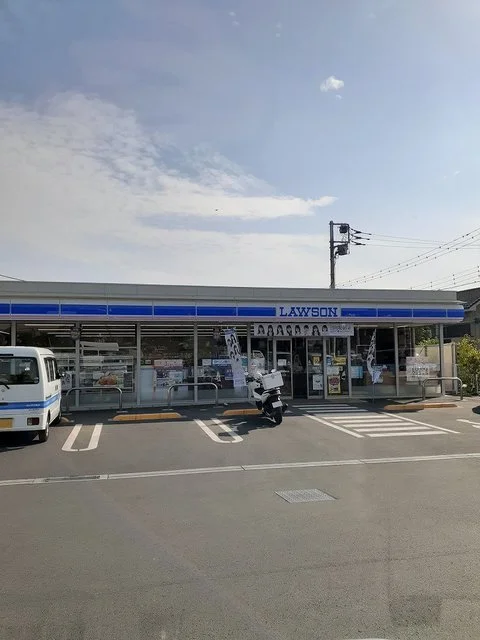 ローソン阿豆佐美通り店まで450m
