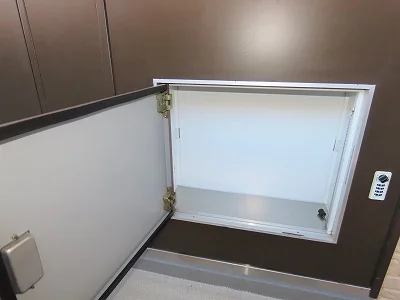 玄関扉に宅配ボックスあり