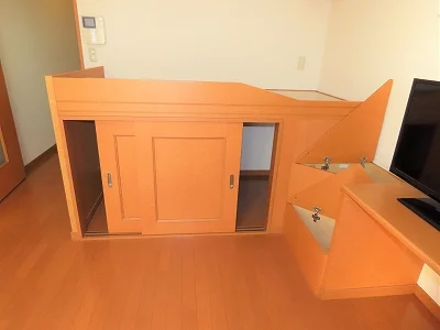 ベッド下、階段下は大容量収納！