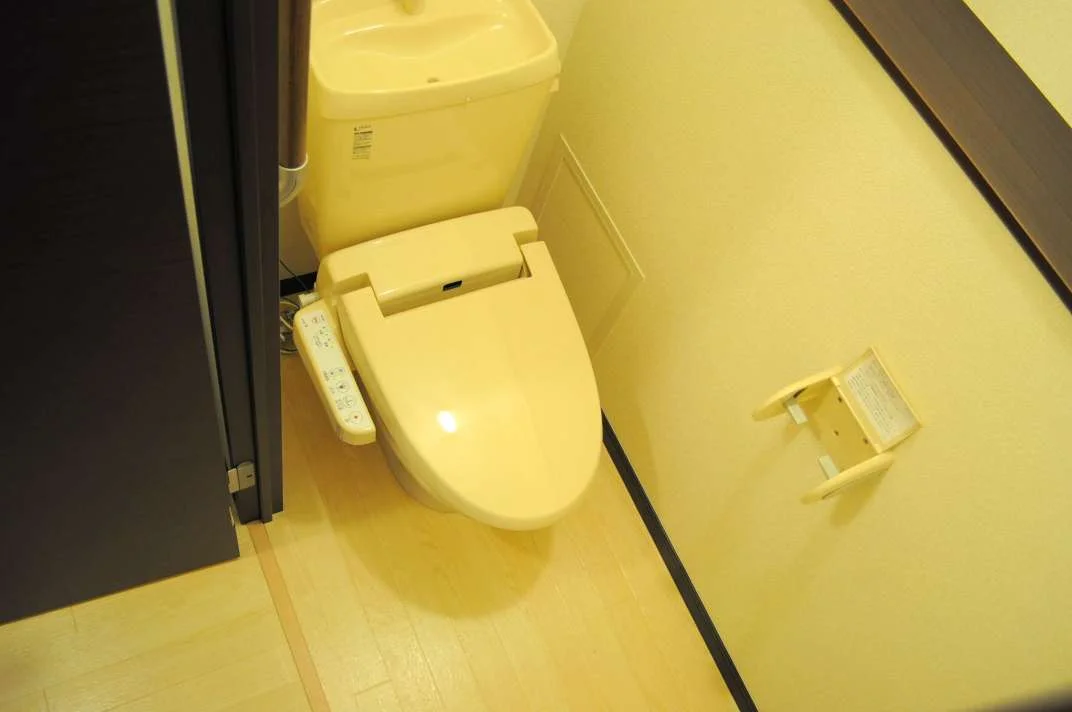 温水便座付きでトイレ内も十分な広さです！