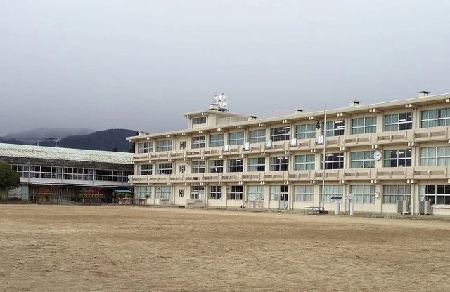 福島市立笹谷小学校まで2700m