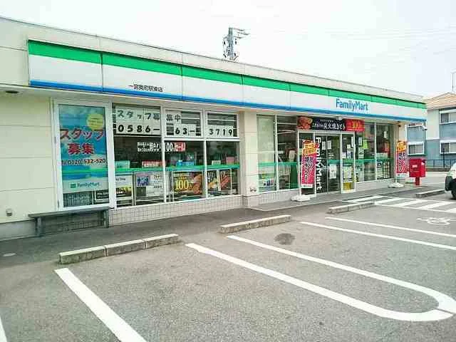 ファミリーマート　奥町駅東店まで600m