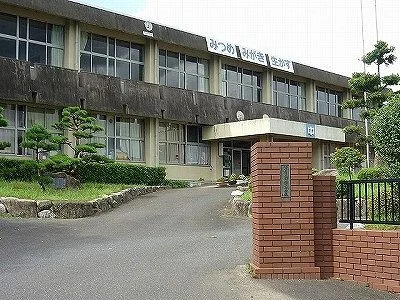 南波多郷学館（中学校）まで1600m