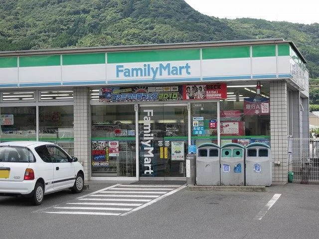 ファミリーマートまで260m