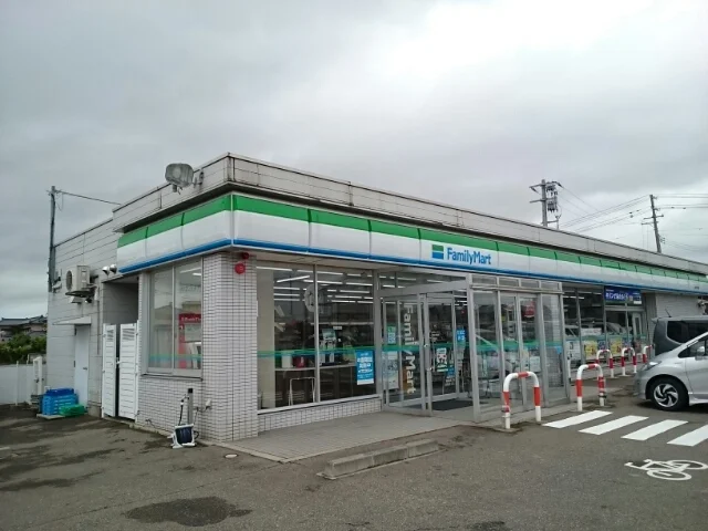 ファミリーマート白根文京町店まで740m