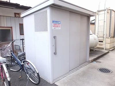 敷地内にゴミ庫が設置されておりゴミ捨てに便利です