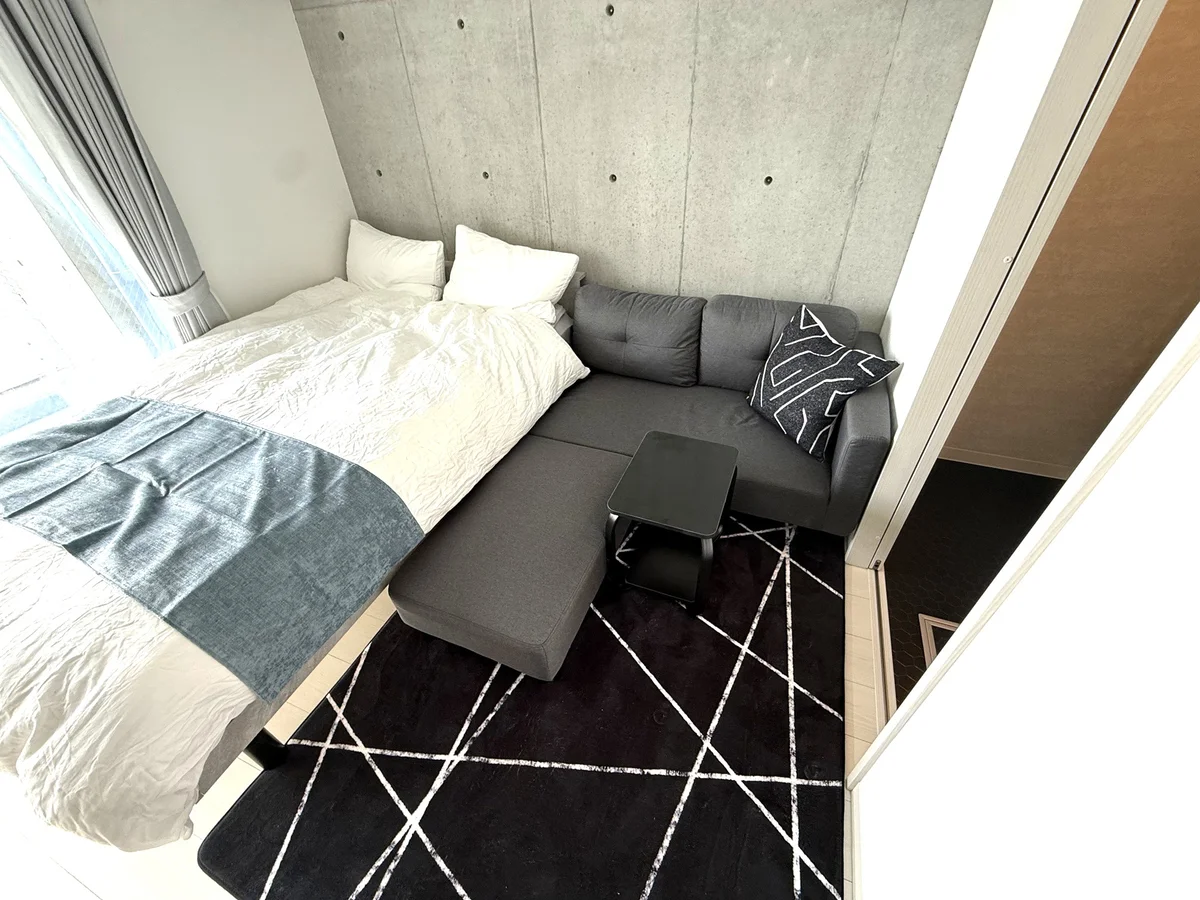 ソファーを繋げてベッドとしても使えるので友達が来ても安心です。