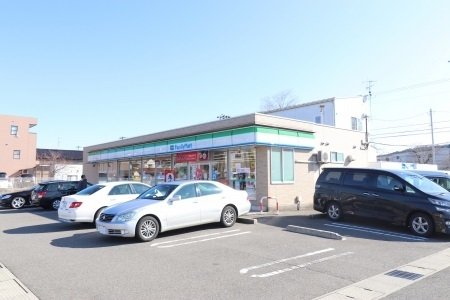 ファミリーマート金沢乙丸町店まで180m