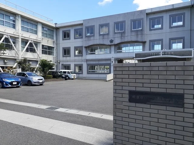 茜部小学校まで550m