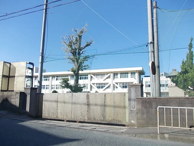 二上小学校まで2900m