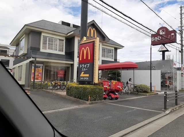 マクドナルド様まで700m