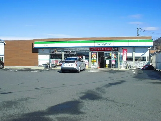 ファミリーマートまで1100m