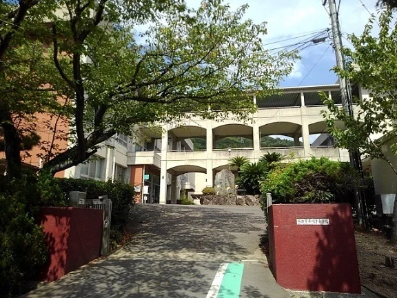 坂出市立川津小学校まで2100m