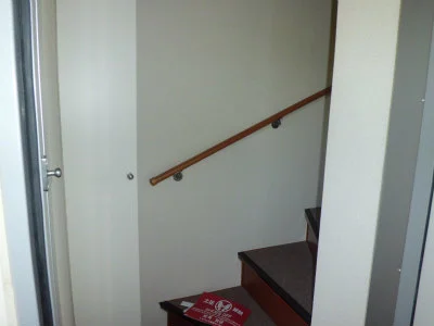 玄関は１階。階段を昇って居室へ・・・