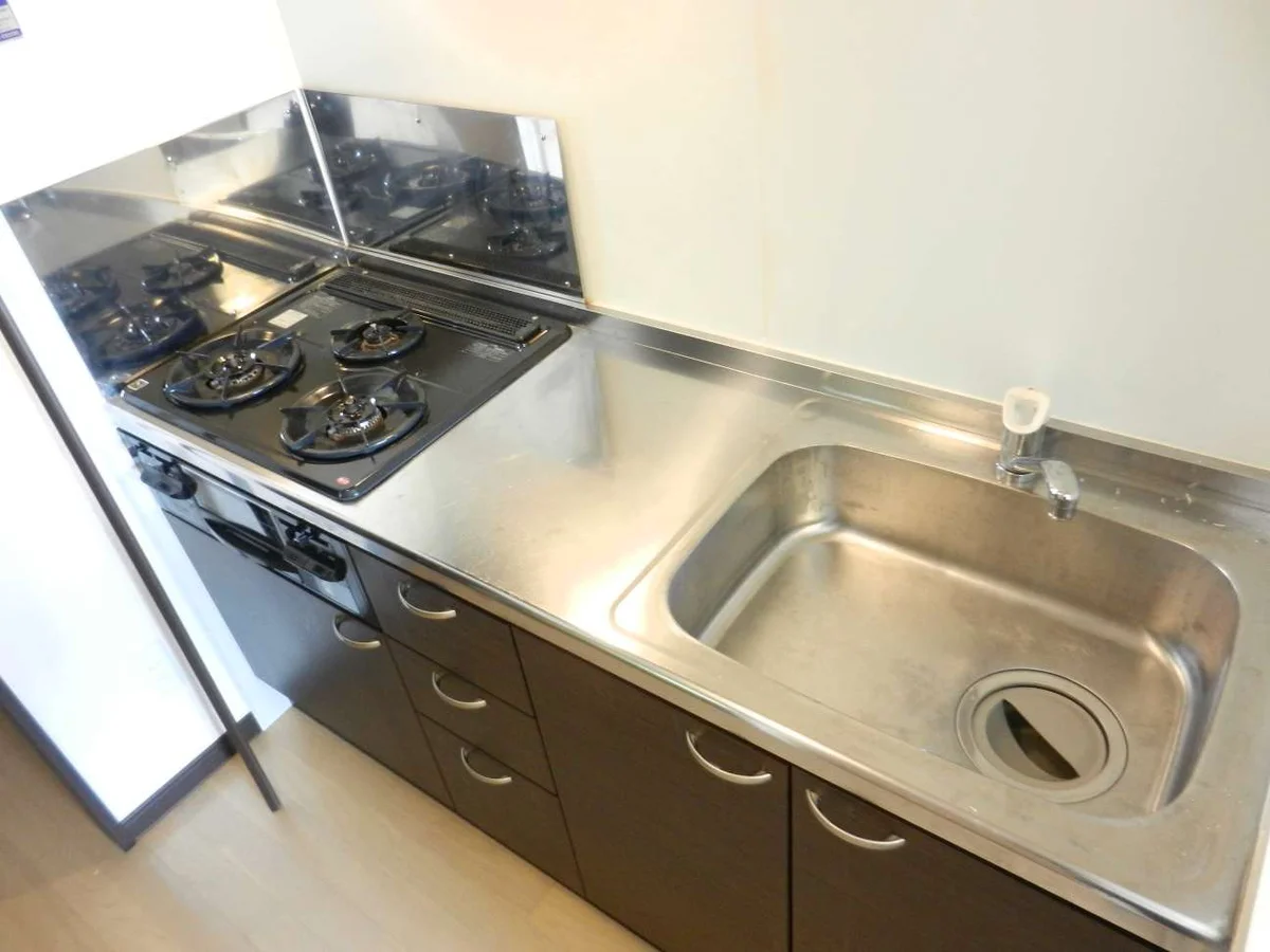 3口コンロ、収納キャビネットもたっぷり！