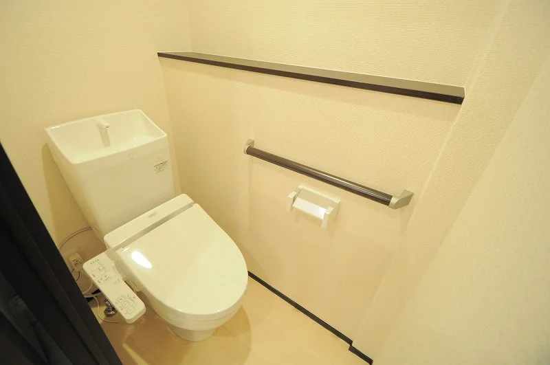 温水洗浄便座付　清潔なトイレスペース