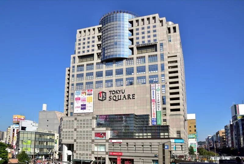 八王子駅向かいにそびえる「東急スクエア」 服飾・家具・スーパー・銀行・多目的ホール・飲食店、なんでも揃ってます。