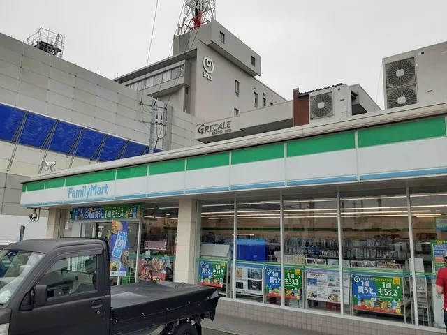 ファミリーマート様まで698m