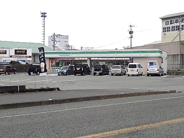 ファミリーマートまで2060m