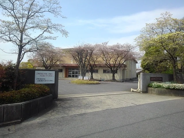 神戸小学校まで1220m