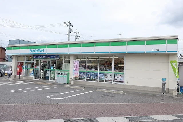 ファミリーマートまで850m