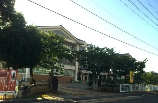 吉川小学校まで1100m