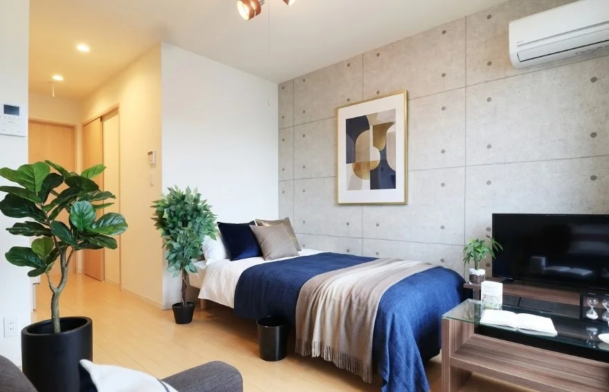 築浅の物件で清潔感のある物件となっております♪自宅で暮らすようなゆったりとした空間が魅力的♪出張の方はもちろん、学生さんや観光でいらっしゃる方にもKマンスリーのお部屋は家具・家電・備品の充実度が高いため大変ご好評いただいております※植木と額とクッションなどの装飾は写真用です。