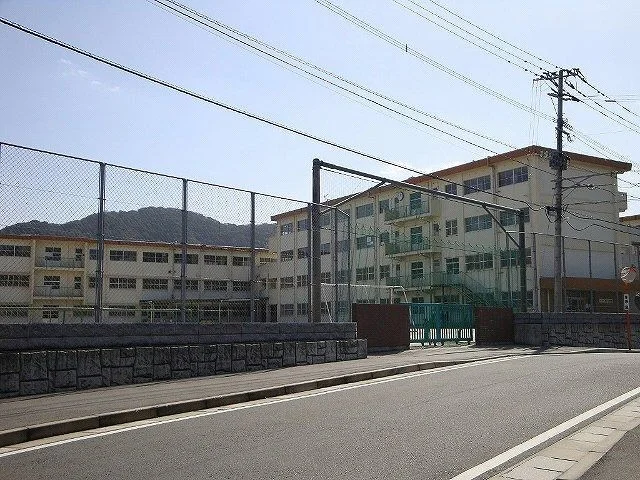長行小学校まで1300m
