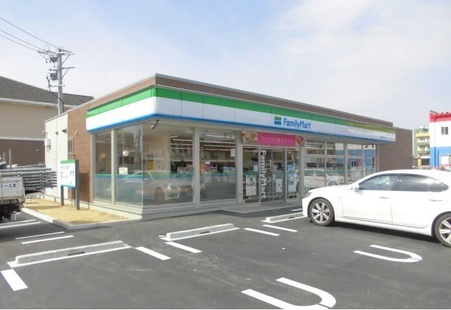 ファミリーマート　築捨店まで767m