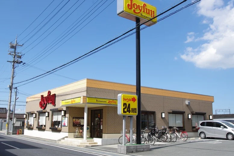 24時間営業のファミレスが徒歩８分。お腹が減っても大丈夫。