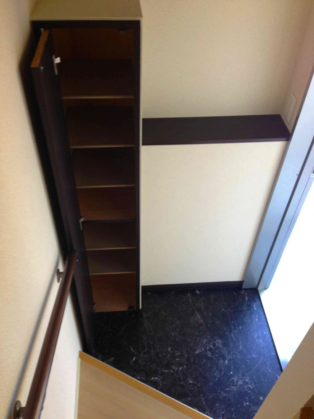 玄関は１階で、扉を開け階段をあがるとお部屋です。