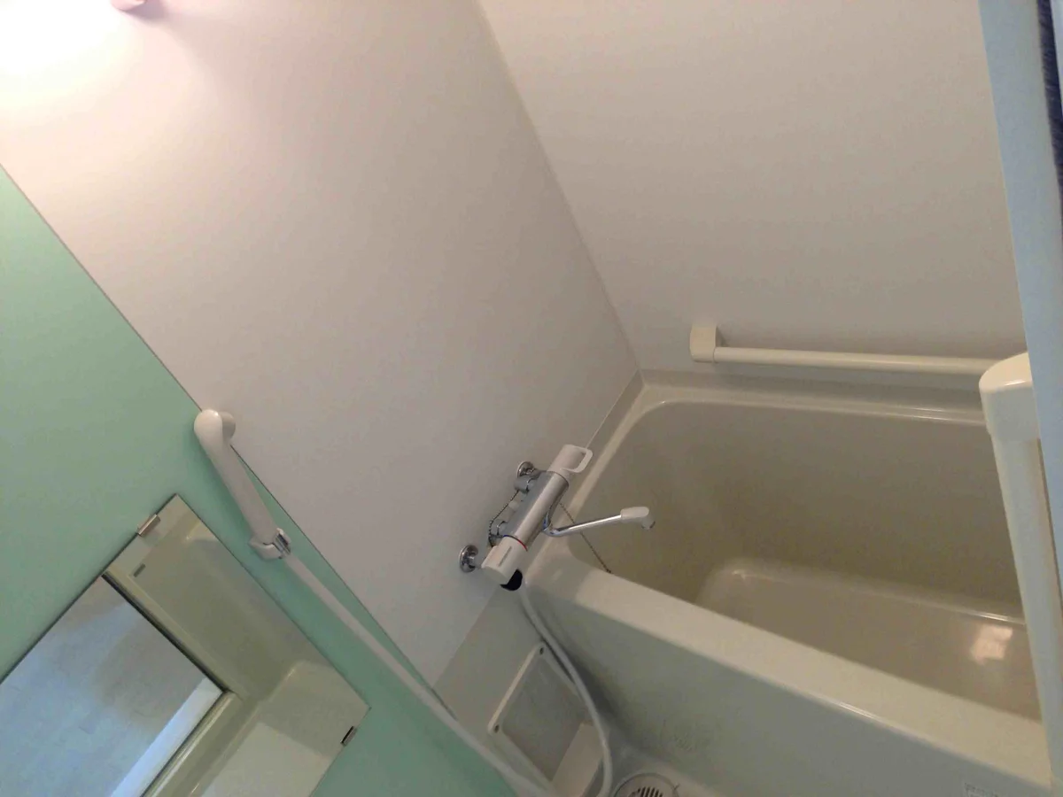 カラーパネルのついたオシャレなお風呂です♪